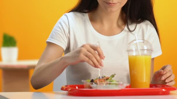 新鮮な食べること健康な女性ビタミンが添加されたカフェ フィットネス ダイエットで野菜サラダ — ストック動画