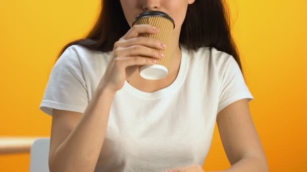 Улыбающаяся Женщина Пьет Ароматный Чай Картонной Чашки Наслаждаясь Вкусом Напитка — стоковое видео