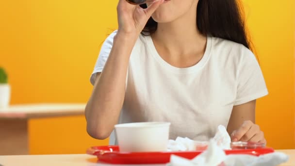 Young Woman Wiping Mouth Paper Napkin Fast Food Lunch Good — Stock Video
