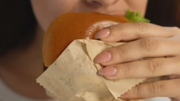 Mujer Disfrutando Hamburguesa Grasosa Adicción Comida Chatarra Calorías Grasas Saturadas — Vídeos de Stock