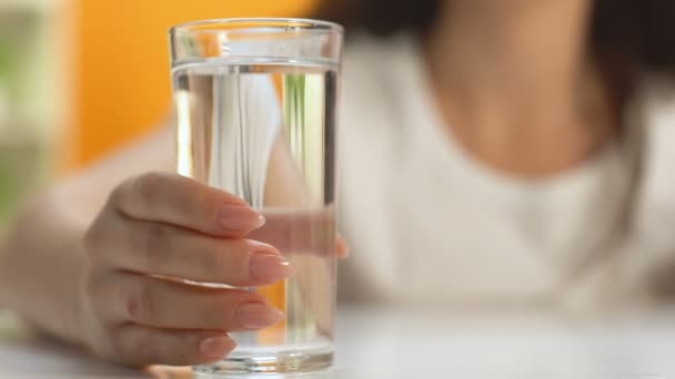 Lady Bebiendo Bebida Fresca Vidrio Manteniendo Equilibrio Agua Atención Médica — Vídeos de Stock