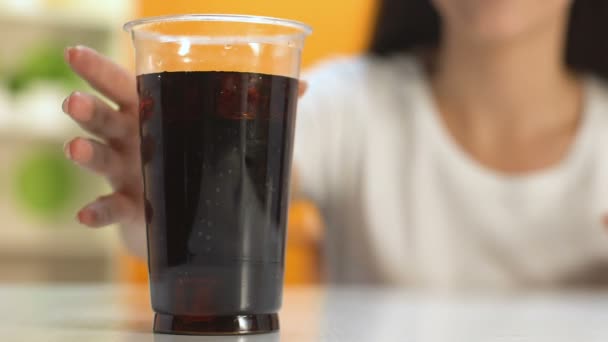 Mujer Bebiendo Soda Dulce Bebida Llena Emulsionantes Colorantes Riesgo Diabetes — Vídeo de stock