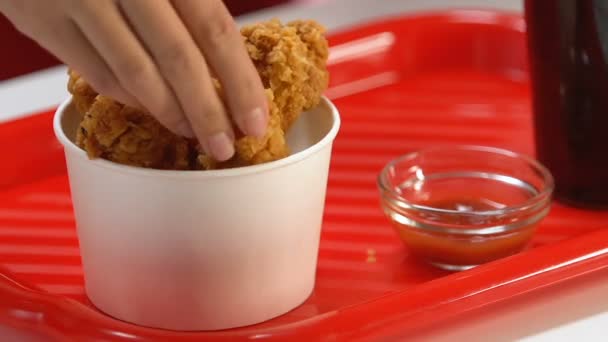 Frauen Tauchen Fetthaltige Knusprige Drumstick Tomatensauce Fast Food Mahlzeit — Stockvideo