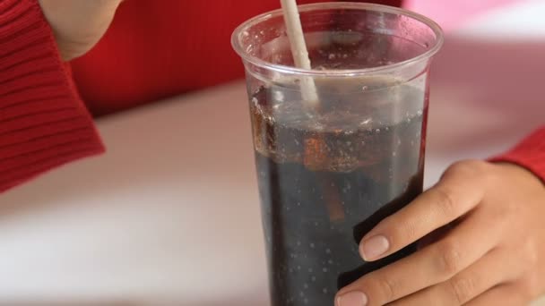 プラスチック ガラス ソーダ 不健康な甘い飲み物 クローズ アップを保持している女性の手 — ストック動画