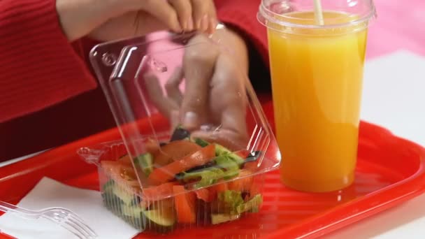 新鮮な野菜サラダ フォーク テイクアウトの健康的な食事と飲み物を食べる女 — ストック動画
