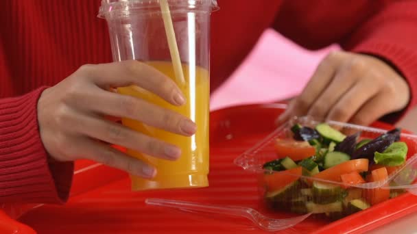 Kvinna Dricker Apelsinjuice Plastmugg Småäta Grönsakssallad Kost — Stockvideo