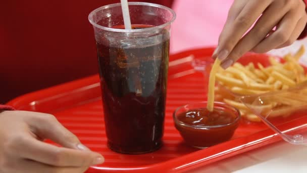 Fastfood Client Franse Frietjes Eten Drinken Zoete Frisdrank Drank Obesitas — Stockvideo