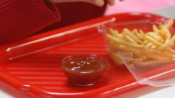 Fast Food Addict Lehajló Hasábburgonyával Ketchup Koleszterin Problémák Elhízás — Stock videók