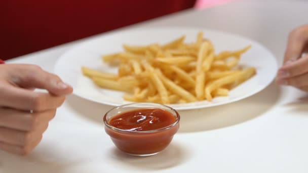 Plongée Féminine Riche Calories Pommes Terre Frites Dans Sauce Tomate — Video