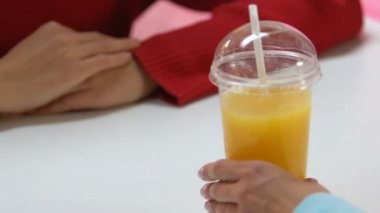 Plastik bardak taze portakal suyu vitamin tam ile sağlıklı beslenme çekici kadın