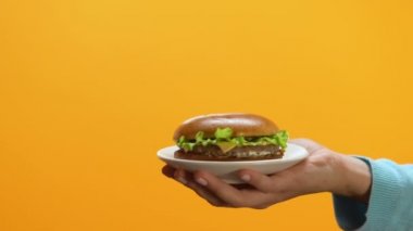 Kişi, sağlıklı beslenme alışkanlığı sunulan yüksek kalorili burger reddederek erkek