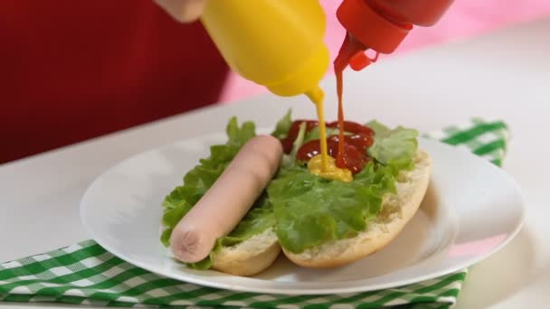 Persona Cocinando Hot Dog Vertiendo Mostaza Ketchup Comida Rápida Snack — Vídeo de stock