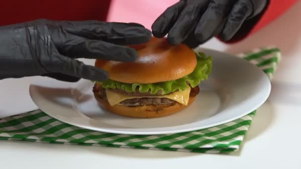 Persoon Zwarte Handschoenen Nemen Fastfood Hamburger Rijk Aan Calorieën Overeten — Stockvideo