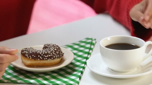 Osoby Jedzenie Szkliwione Pierścieniowych Picie Kawy Kawiarni Uzależnienie Słodyczy — Wideo stockowe