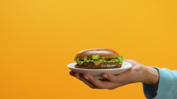 Kişi Sağlıklı Beslenme Alışkanlığı Sunulan Yüksek Kalorili Burger Reddederek Erkek — Stok video