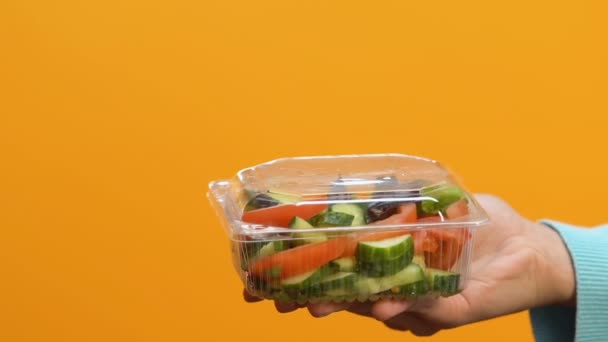 Hembra Manos Tomando Caja Plástico Con Ensalada Verduras Comida Para — Vídeo de stock