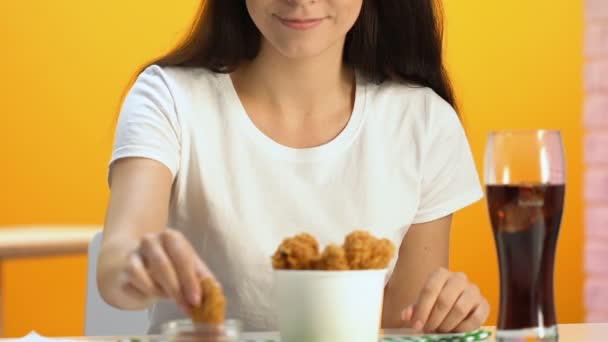 Ευχαριστημένος Θηλυκό Απολαμβάνοντας Τραγανό Τηγανητό Κοτόπουλο Και Σόδα Εστιατόριο Fast — Αρχείο Βίντεο