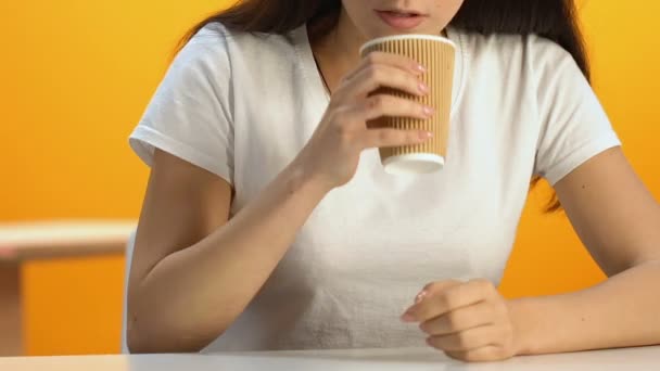 Mujer Relajada Bebiendo Bebida Caliente Cafetería Bebida Energética Cafeína — Vídeos de Stock