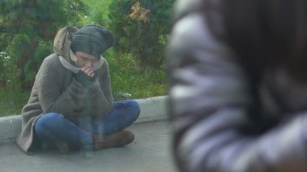 Yeme Gülen Insanlara Café Oturan Zavallı Evsiz Kişi — Stok video