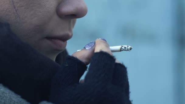 Frozen Femelle Clodo Fumer Cigarette Debout Plein Air Dur Destin — Video