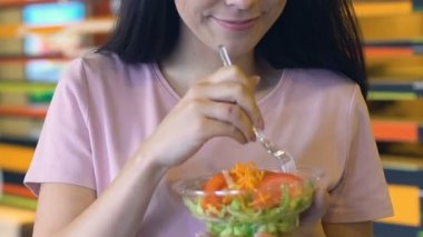 Gülümseyen kız taze sebze salatası zevk kamera, sağlıklı beslenme, diyet daha önce