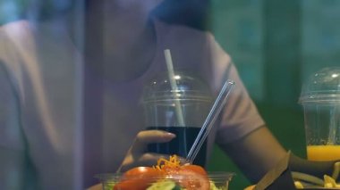 Taze salata yemek ve tatlı içme kadın gazlı içecek, şeker bağımlılığı