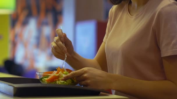 Unga Vegetarisk Kvinna Äta Sallad Sitter Matsalen Hälsosam Livsstil — Stockvideo