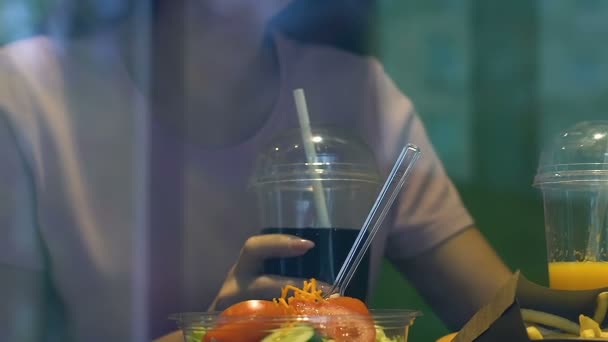 Frau Isst Frischen Salat Und Trinkt Süßes Kohlensäurehaltiges Getränk Zuckersucht — Stockvideo