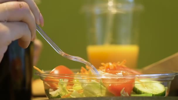 Mano Femenina Tomando Verduras Frescas Del Tazón Alimentación Saludable Dieta — Vídeos de Stock