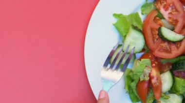 Kişi alma parça salatalık taze sebze salatası arka plan ile plaka