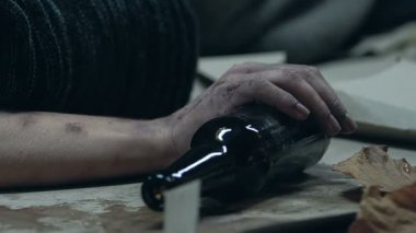 Evsiz çürük yaralar, yoksulluk ve hastalık acı sokakta, yalan sarhoş