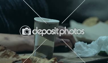 Hasta dilenci, hayatta kalmak için mücadele çalmak para açgözlü evsiz adam