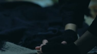 Genç dilenci çalmak para--dan diğer evsiz, çocuk açlık ve yoksulluk