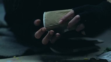 Evsiz kız paralar closeup, yetim dilenci gıda, satın alacak sayma açlık