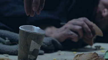 Kişi evsiz adam yeme ekmek, dünya çapında açlık ve yoksulluk için para verir