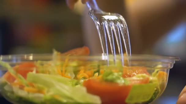 トマトのフォーク 健康的な食事 ランチのクローズ アップ女性手撮影作品 — ストック動画