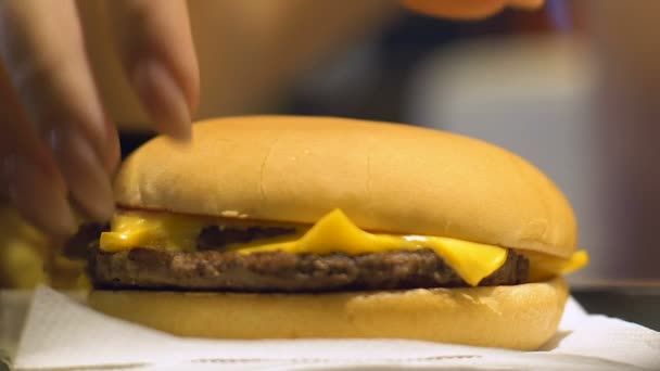 Mão Feminina Tomando Grande Cheeseburger Gordo Bandeja Batatas Fritas Fundo — Vídeo de Stock