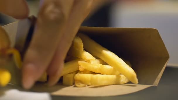 Hembra Mano Tomando Patatas Fritas Crujientes Bolsa Papel Comer Poco — Vídeo de stock