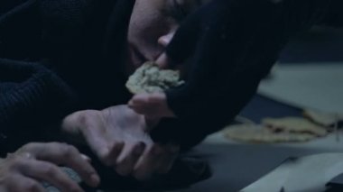 Evsiz açlık ile sokak, dünya çapında mücadele üzerinde ekmek veren kişi