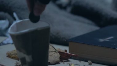 Kirli Kupası, dilenci, dini vakıflar yalan İncil içine para koyarak el