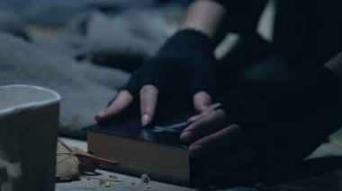 Titreyen dilenci İncil, kurtuluş, Tanrı, aydınlanma inancı arama açma