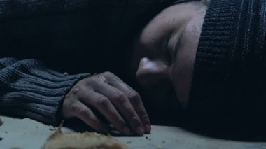 Sokakta yatan, soğuk ve hijyenik koşullar acı evsiz genç