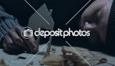 Evsiz adam kağıt ev, holding kayıp ev ve Aile, konut krizi eksik