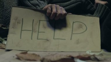 Dilenci yardım işareti, yoksulluk ve evsizlik şehir sokaklarında sorunu holding