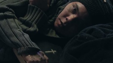 İncil, yoksulluk, çaresizlik içinde hayatta kalmak için inanç arama kucaklayan hasta zavallı kadın