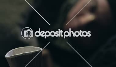 Kişi evsiz çocuk, sokak çocuk acı soğuk ve hastalıklar için bağış