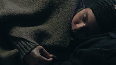 Evsiz biri holding kağıt ev, konut, konut yardımı, kendi hayal