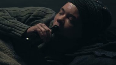 Evsiz adam içki bira, kir içinde yalan, alkol bağımlılığı umutsuz yoksulluk içinde