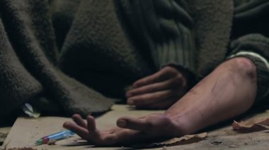 Sokakta, yalan kriz geçiriyorsun uyuşturucu bağımlısı eroin aşırı dozda, closeup ölüyor