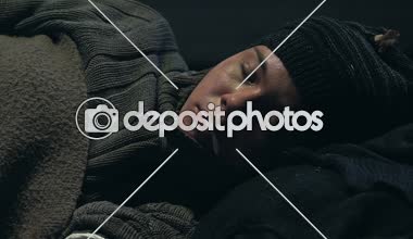 Aşırı doz, kimyasal saldırı acı evsiz kişi gerçek kusma, uyuşturucu bağımlısı